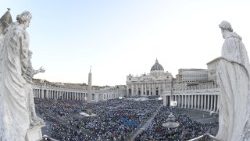 Praça São Pedro repleta de jovens