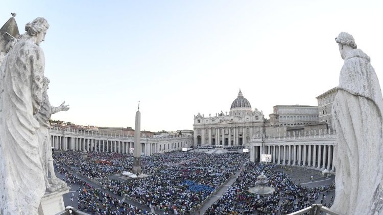 Praça São Pedro repleta de jovens