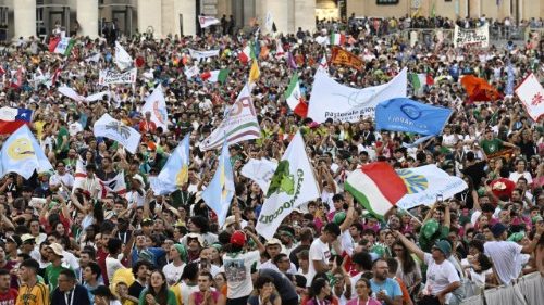 40 тысяч молодых на площади Св. Петра молились о мире