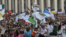 യുവജന ജൂബിലിയിൽ പങ്കെടുക്കുന്ന യുവതീയുവാക്കൾ, വത്തിക്കാനിൽ വിശുദ്ധ പത്രോസിൻറെ ബസിലിക്കയുടെ ചത്വരത്തിൽ