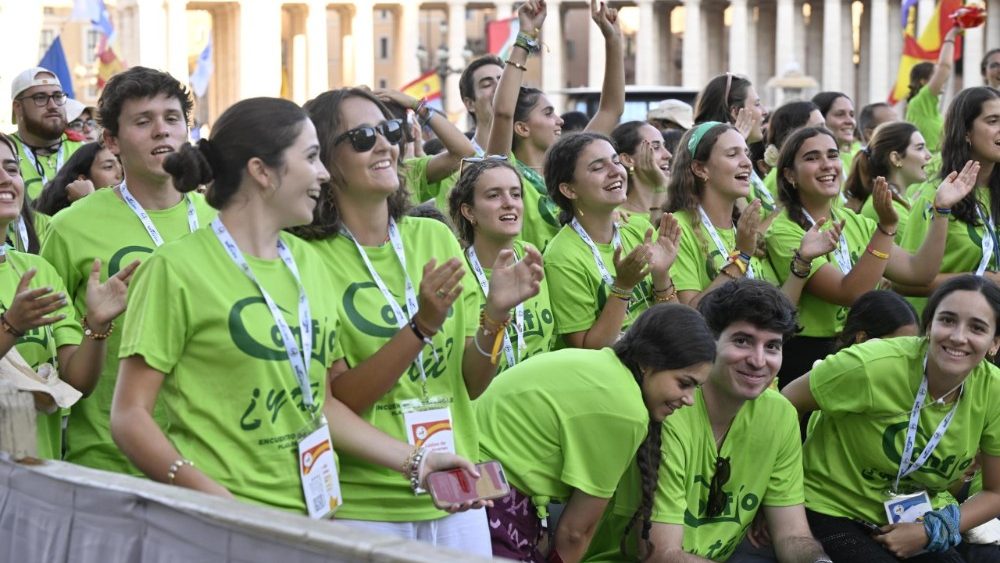 Giovani spagnoli in Piazza San Pietro per l'incontro nazionale
