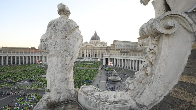 Foto de arquivo: uma Missa na Praça São Pedro (Vatican Media)