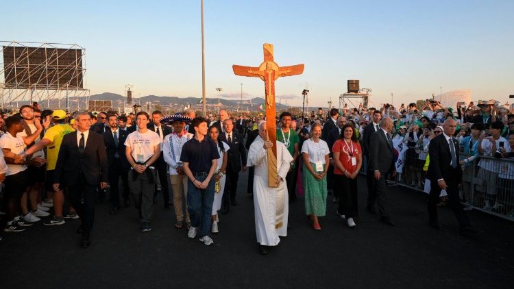 Đức Th&aacute;nh Cha L&ecirc;&ocirc; XIV với c&aacute;c bạn trẻ tại Tor Vergata