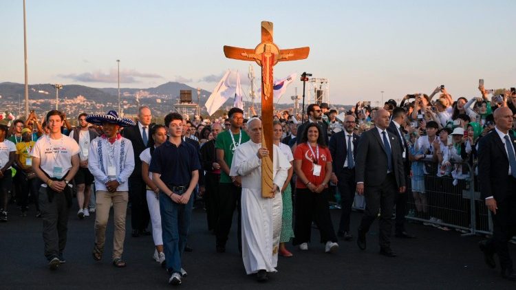Młodzi z r&oacute;żnych kraj&oacute;w w procesji z Ojcem Świętym
