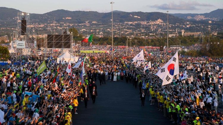 Pope Leo arrives at the stage, carrying the Jubilee cross
