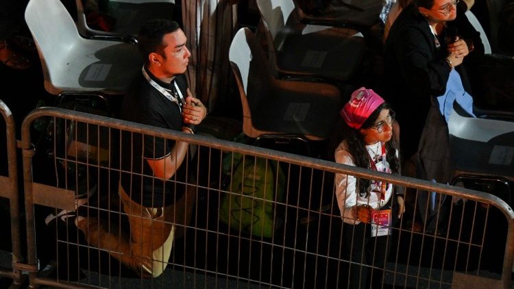 I giovani in preghiera con il Papa