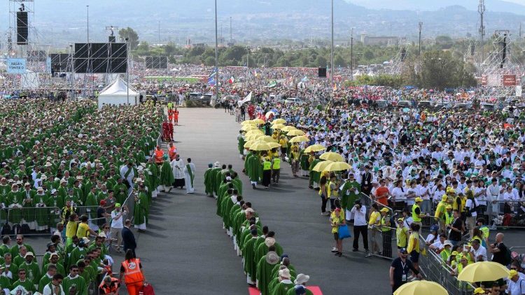 El espacio de la explanada de Tor Vergata lleno de jóvenes el domingo 3 de agosto por la mañana.