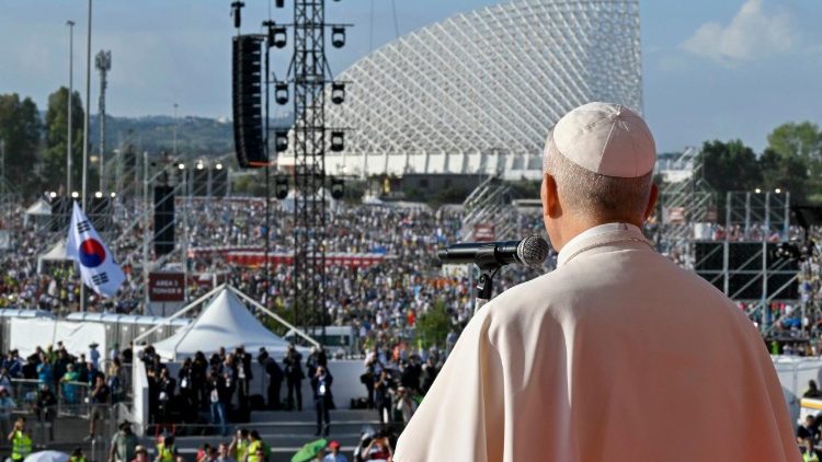 El Papa León durante el saludo final a los jóvenes, al final de la Misa Jubilar en Tor Vergata