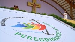 Papež pozdravlja mlade po sveti maši v Tor Vergati