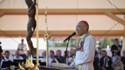 Cardeal Reina durante o encontro do Caminho Neocatecumenal em Tor Vergata