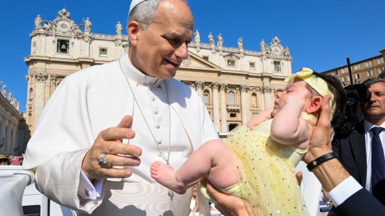 教宗良週三公開接見活動中，降福嬰兒