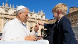 האפיפיור ליאו מברך עולי רגל בכיכר פטרוס הקדוש בקבלת הקהל הכללית הראשונה של חודש אוגוסט