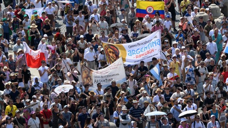 I fedeli in Piazza San Pietro all'Angelus di domenica 10 agosto