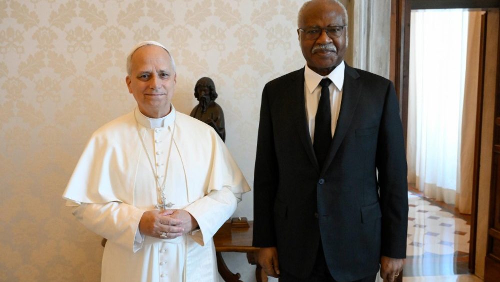 2025.08.11 Sh.T. Z. Philemon Yang, Kryetar i Asamblesë së 79-të të Përgjithshme të Kombeve të Bashkuara në audiencë te Papa Leoni XIV