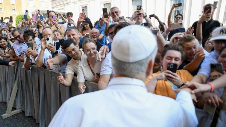 Սրբազան Պապը կ՜ողջունէ հաւատացեալները