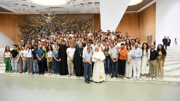 El Papa con los participantes en el Campamento Internacional promovido por la Organización Juvenil Giorgio La Pira