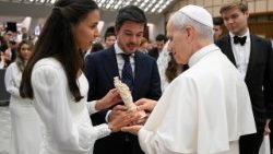 നവദമ്പതികളെ പാപ്പാ സന്ദർശിക്കുന്നു 