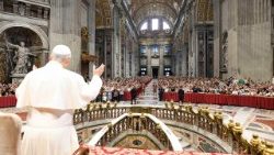 Նորին Սրբութեան ողջոյնները ու հանդիպումը Պօղոս Զ անուան դահլիճէն դուրս գտնուող ուխտաւորներուն հետ