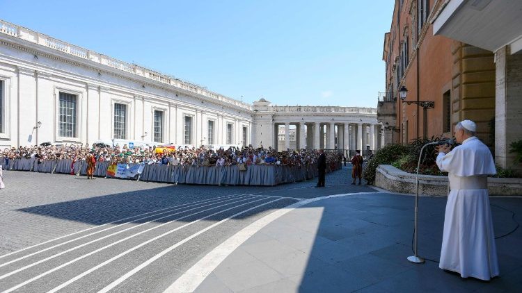 Papa Lav XIV. pozdravlja vjernike okupljene na općoj audijenciji izvan Dvorane Pavla VI. 
