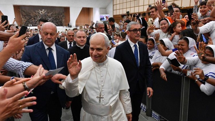 Il Papa tra i fedeli in Aula Paolo VI