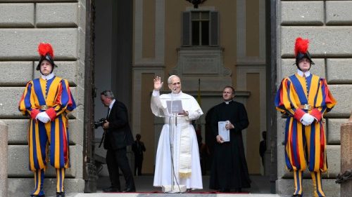 Pope at Angelus: Mary is an icon of hope