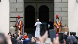 البابا لاوُن الرابع عشر يتلو صلاة التبشير الملائكي من ساحة الحريّة في كاستيل غاندولفو 