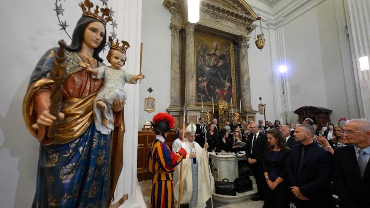 Papst Leo zu Beginn der Messfeier und ein Detail aus der Kirche: die Marienstatue - „eine Frau mit zwölf Sternen über ihrem Haupt“.