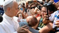 O Papa saúda os fiéis em frente à Paróquia Pontifícia de São Tomás de Villanova em Castel Gandolfo, 15 de agosto de 2025.