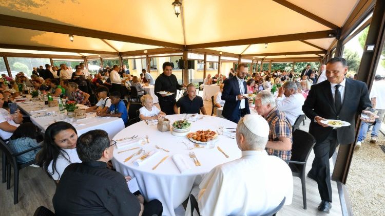 Il Papa a pranzo a Castelgandolfo con gli ospiti della Caritas di Albano
