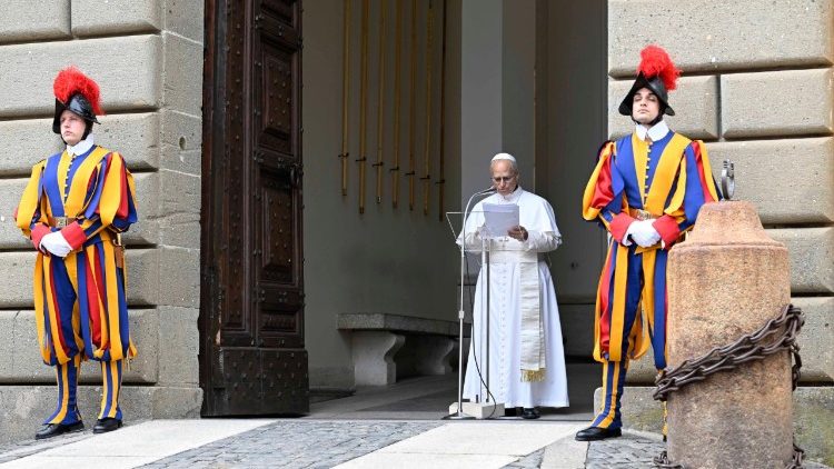 Papież podczas modlitwy Anioł Pański