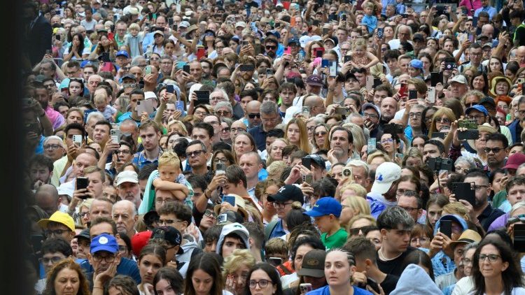 Una multitud de fieles y peregrinos asistieron a la oración del Ángelus en la Plaza de la Libertad en Castel Gandolfo