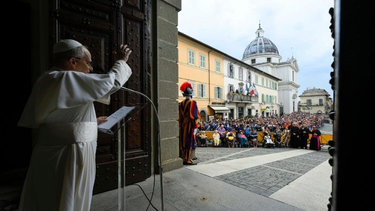 Ojciec Święty podczas modlitwy południowej