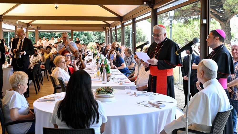 Beim Mittagessen mit Bedürftigen am 17. August 2025
