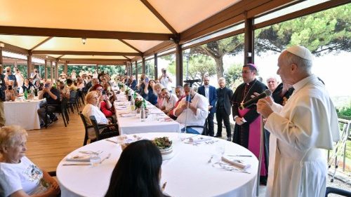 Papież na obiedzie z ubogimi: w każdym jest obecność Boga