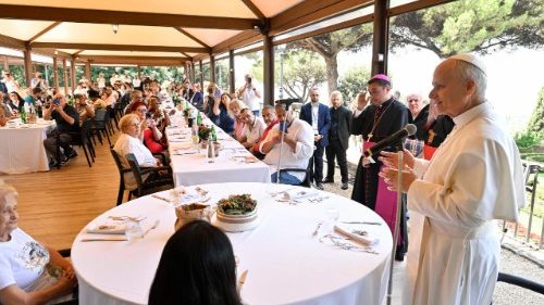 Papa Leone XIV saluta gli ospiti prima del pranzo nel Borgo Laudato Si', nei giardini delle Ville Pontificie di Castel Gandolfo