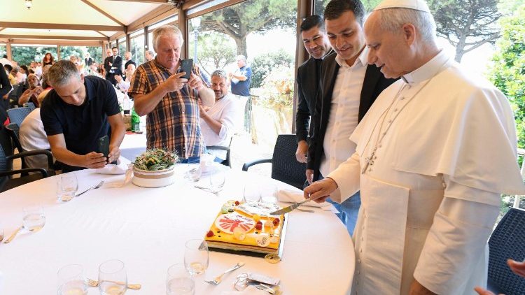 Otro momento de cortar la tarta