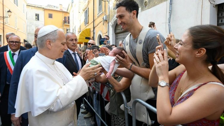 Le Pape Léon XIV tenant un enfant 