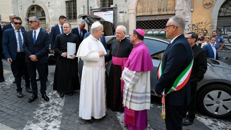 Léon XIV accueilli par l’évêque d’Albano, Mgr Viva, et le maire Massimiliano Borelli