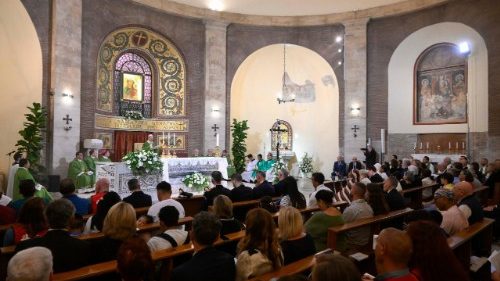 Sveti oče v Albanu: V svet prinašajmo ogenj ljubezni, ki se poniža in služi