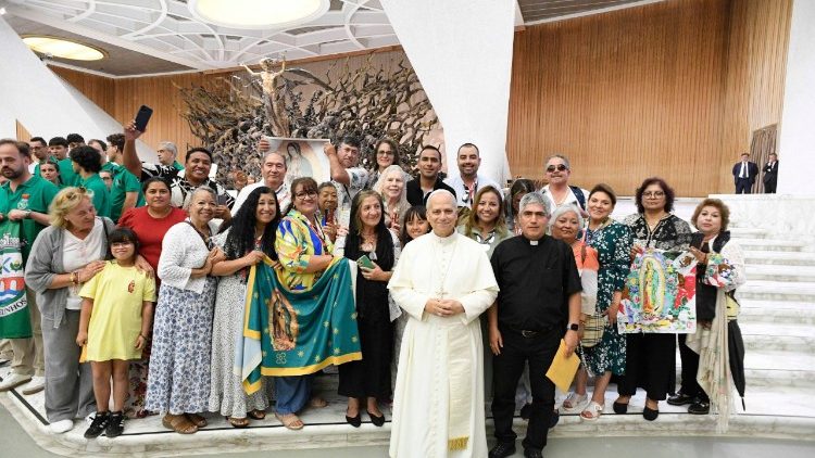 El Papa León junto a un grupo de feligreses de Chiclayo acompañados por el padre Martín Uriarte