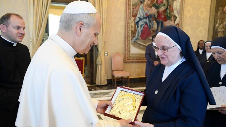 Le Pape et une religieuse.