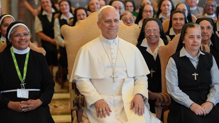 Audience du Pape avec les participantes aux chapitres généraux de quatre instituts religieux.
