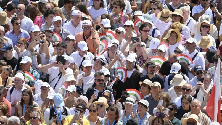 Waamini wakati wa Sala ya Malaika