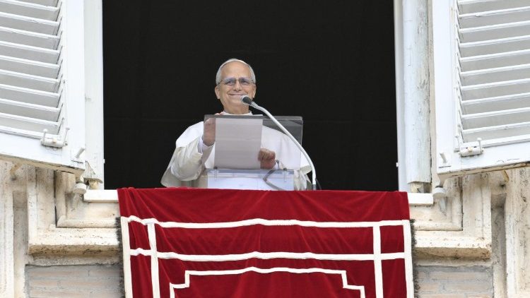 Papež Leon XIV. je z okna apostolske palače na Trgu sv. Petra vodil opoldansko molitev Angel Gospodov.