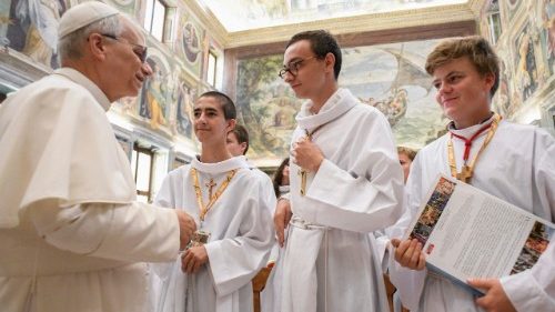 Папа заклікаў міністрантаў адкрыцца на пакліканне да святарства