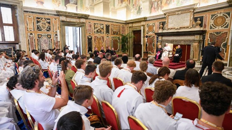 Papa akutana na watumishi wa altareni kutoka Ufaransa