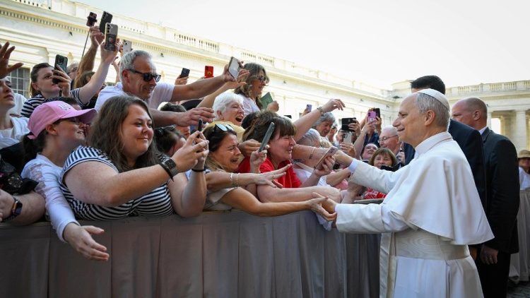 2025.08.27 Leon XIV pozdrawiający wiernych przed rozpoczęciem Audiencji Generalnej