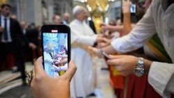 Papež pozdravlja zbrane v baziliki sv. Petra