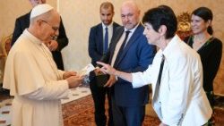 Diane Foley com o escritor Colum McCann, recebidos pelo Papa Leão XIV (Vatican Media)