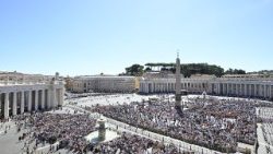 Šv. Petro aikštė sekmadienio vidudienį